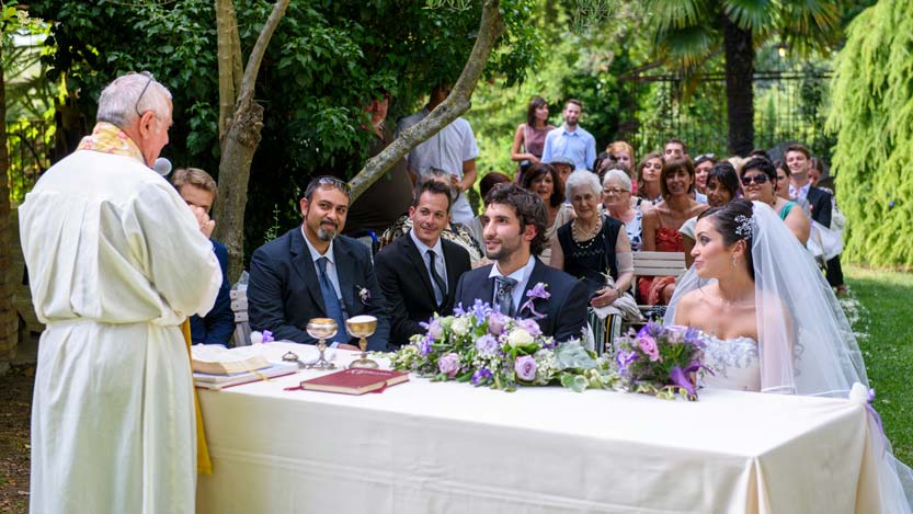 Matrimonio-religioso-celebrato-in-giardino