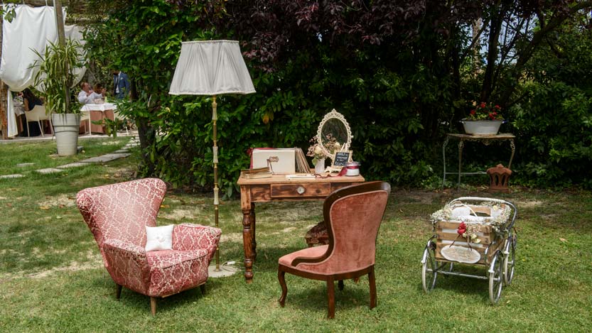 Vecchia-Canala location matrimonio-con-mobiglio in giardino