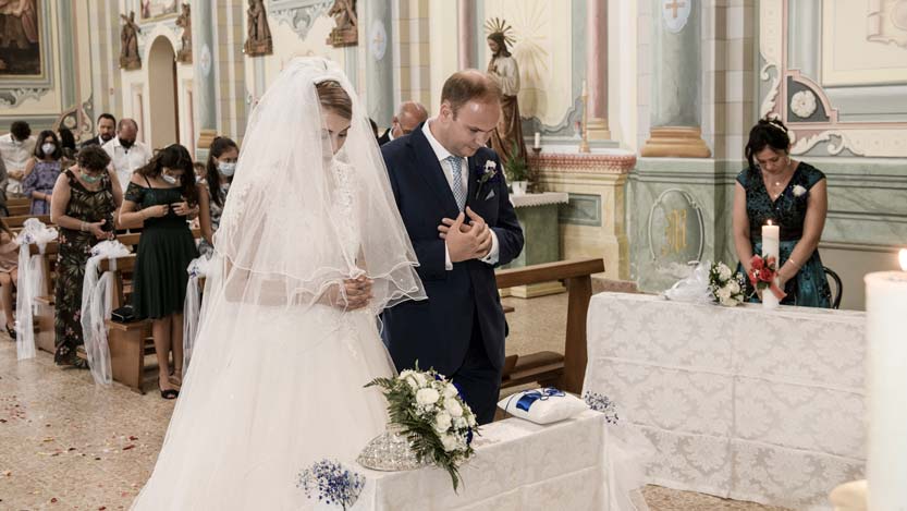 Sposi con la testimone di nozze