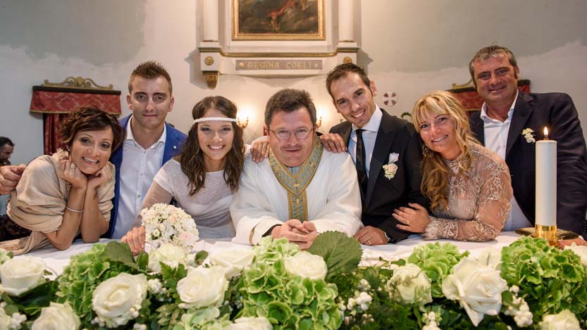 Sposi-celebrante-e-testimoni-di-nozze-dietro-altare