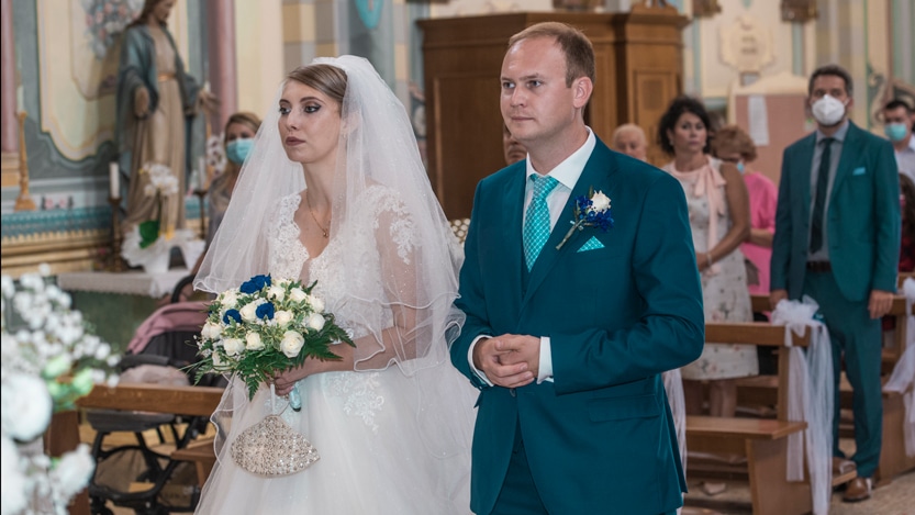 Sposi in piedi davanti altare