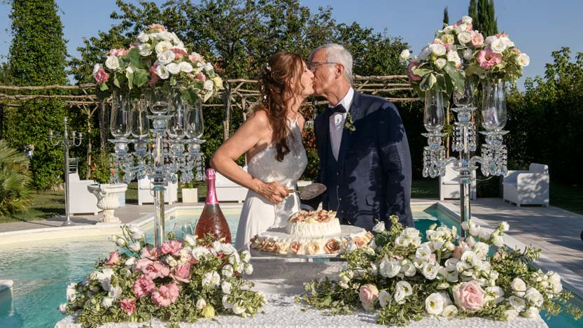 Torta-nuziale-con-coreografia-floreale