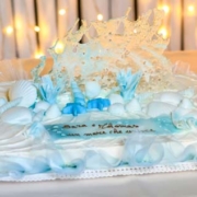 Torta nuziale pronta per il taglio