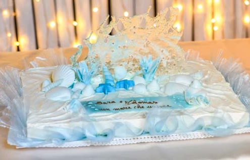Torta nuziale pronta per il taglio