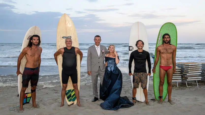 Poster-di-matrimonio-originale-con-i-surfisti