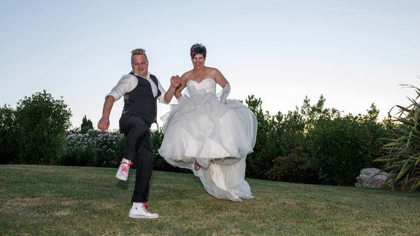 Poster matrimonio sposi in salto