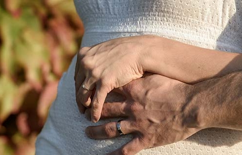 Servizio-fotografico-prematrimoniale-mani-con-anelli