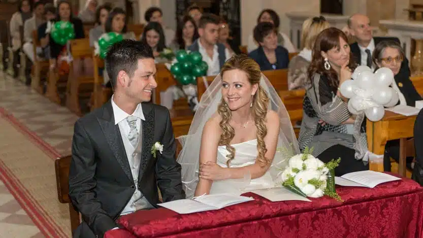 Matrimonio-low-cost con palloncini in Chiesa