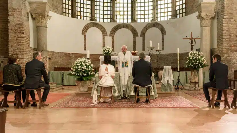 San-Giovanni-Evangelista-addobbata-con-palle-di-rose
