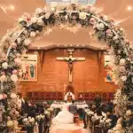addobbi-chiesa-matrimonio arco di rose 652x288