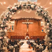 addobbi-chiesa-matrimonio arco di rose 652x288