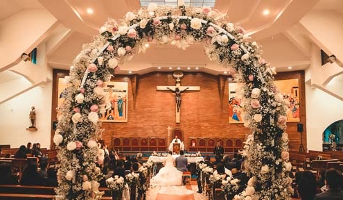 addobbi-chiesa-matrimonio arco di rose 652x288