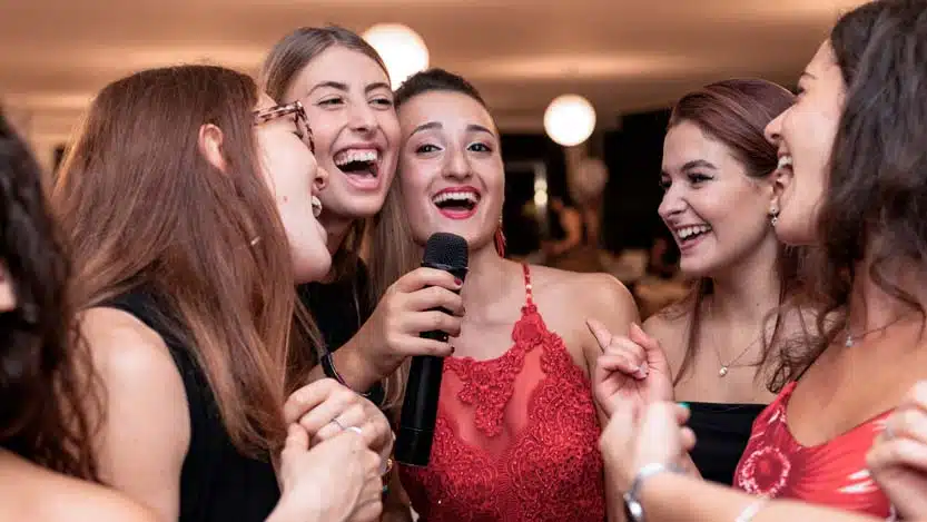 addio-al-nubilato-sposa-canta-con-amiche