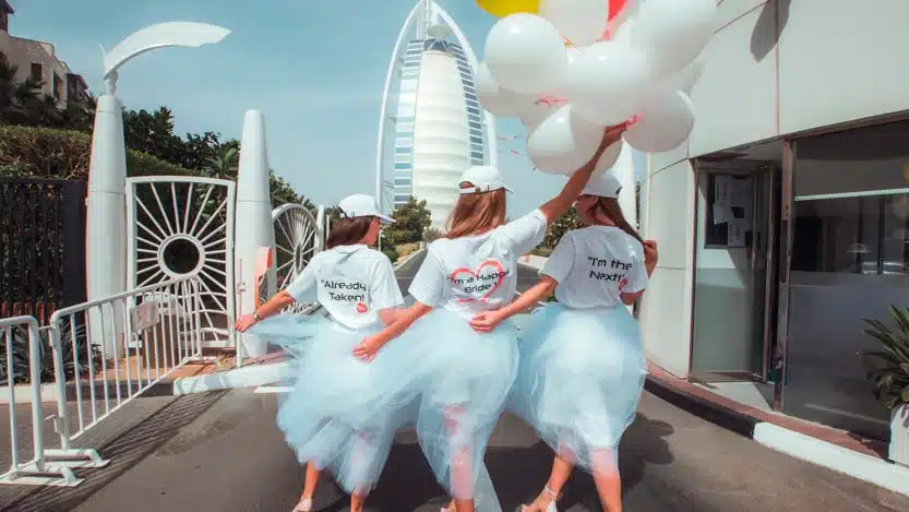amiche vestite da sposa con palloncini