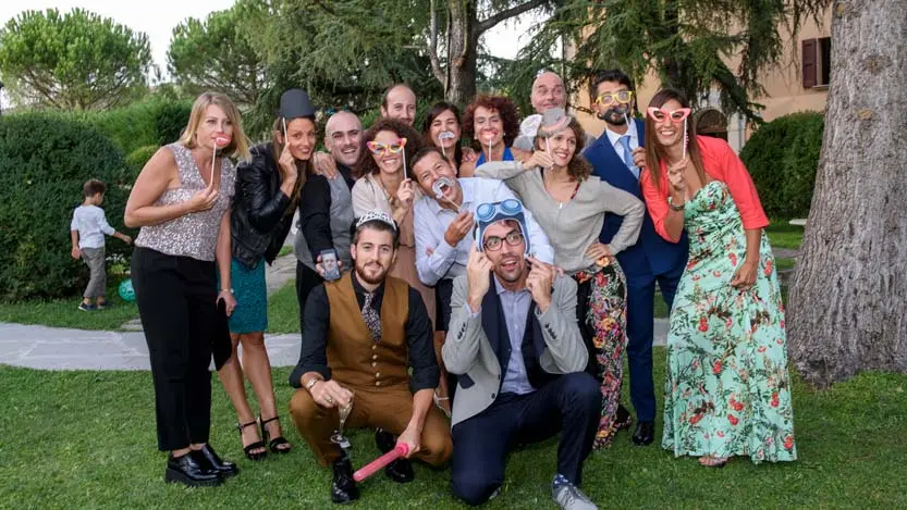 Gruppo di amici con acccessori divertenti