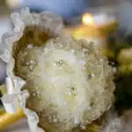 Matrimonio tema vino calice di bianco e bouquet