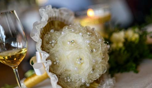 Matrimonio tema vino calice di bianco e bouquet