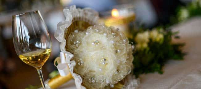 Matrimonio tema vino calice di bianco e bouquet