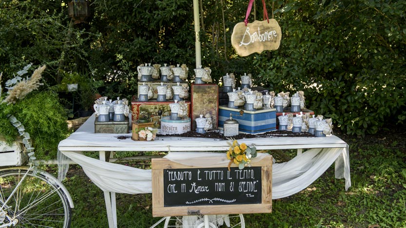 Bomboniere con vecchie moke caffè