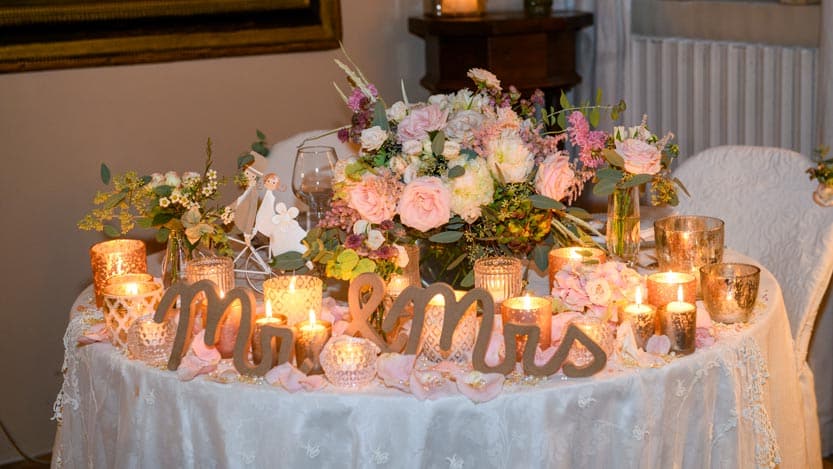 Tavolo nuziale fiorito adornato con candele