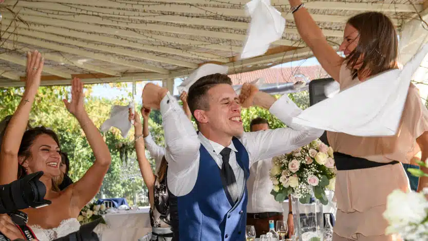 Sposo festoso con sposa ed amici.