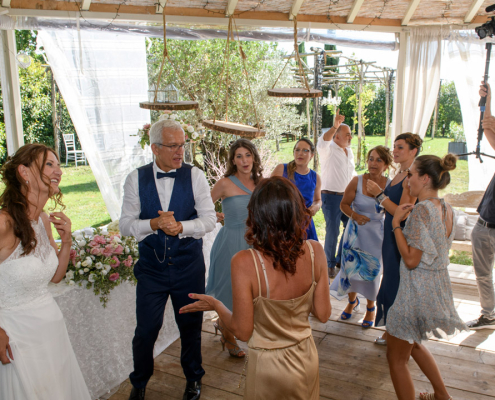 Sposi che ballano con gli amici
