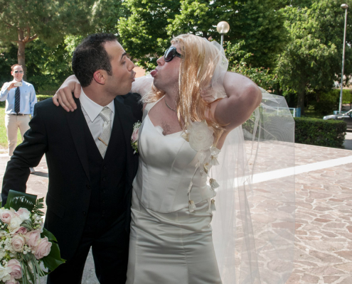 Sposo con una finta sposa, momento scherzoso