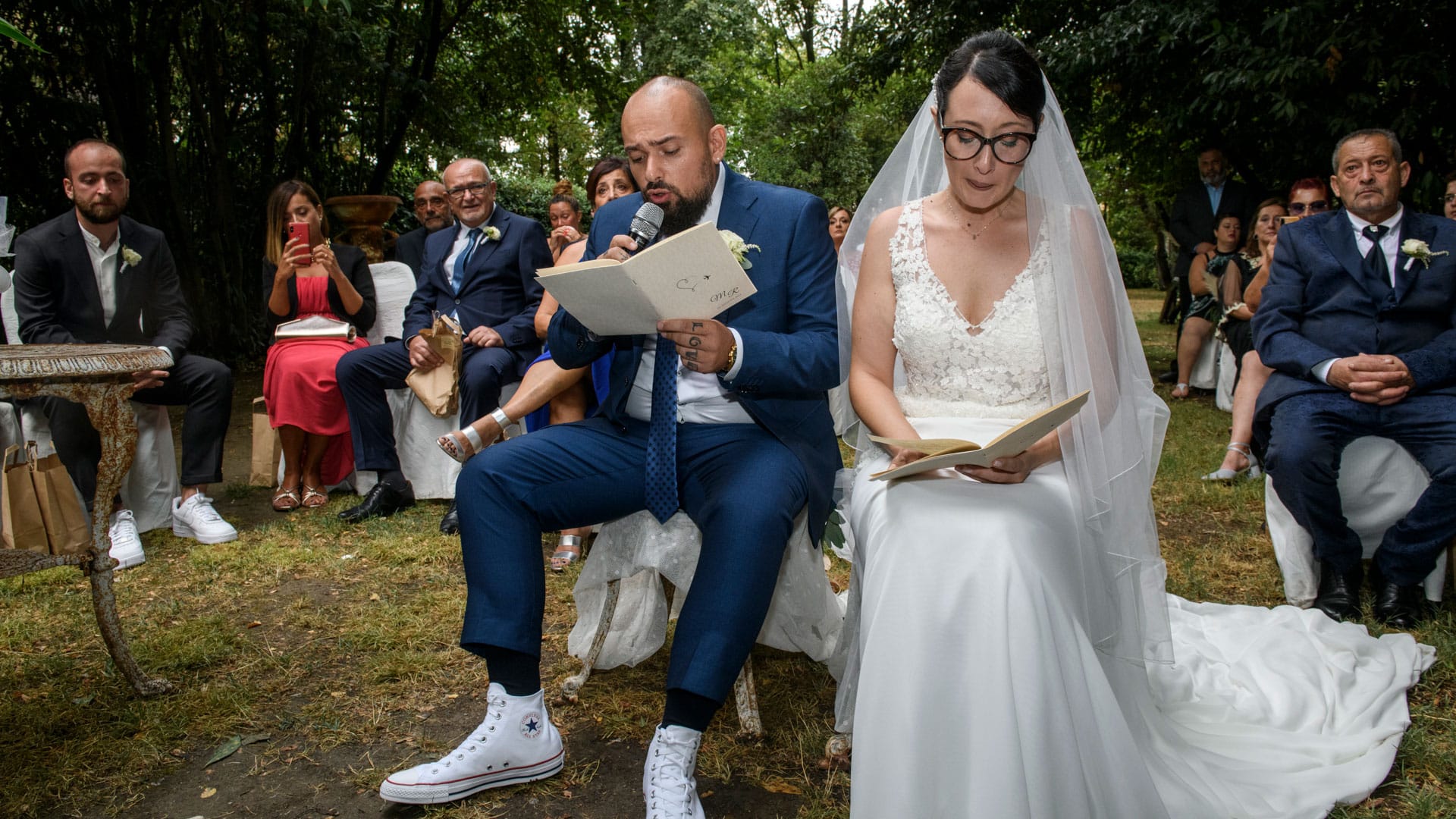Sposo legge la promessa di matrimonio