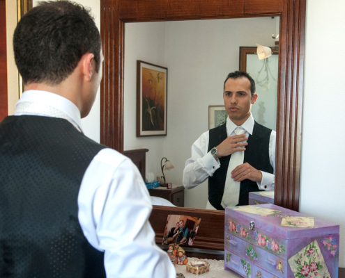 Sposo che si guarda allo specchio