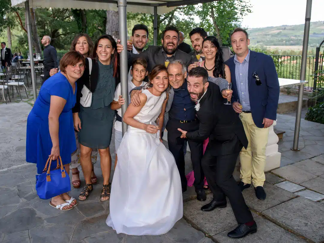 sposi con gruppo di amici villa montrona