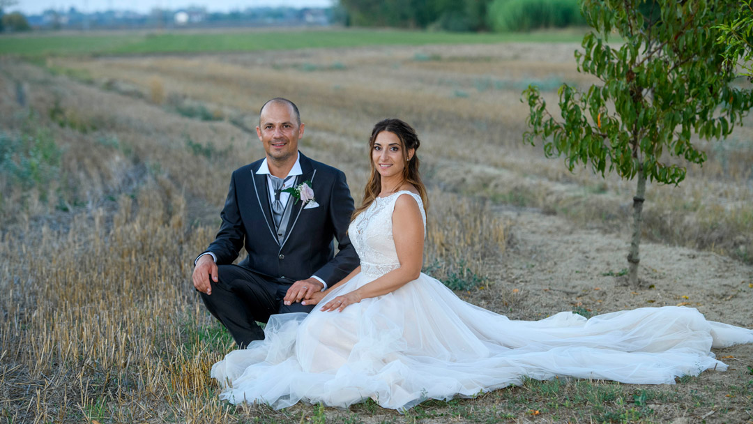 Antico Casale Cesenatico sposi fotografati nei campi esterni