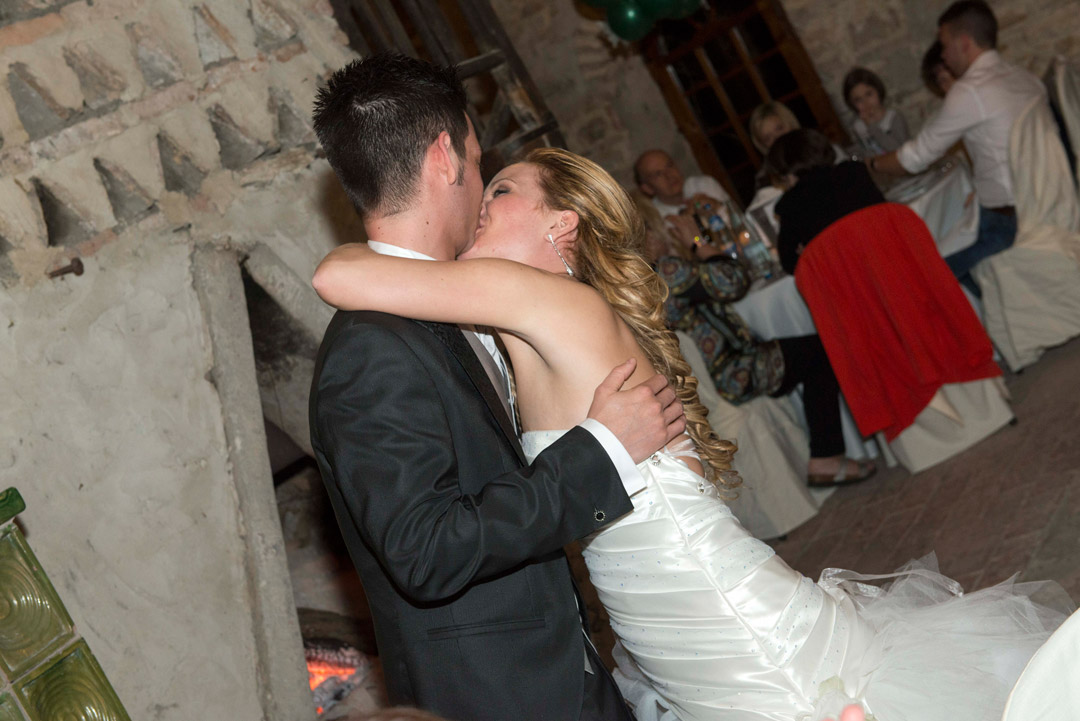 Borgo Fregnano - bacio sposi sala interna