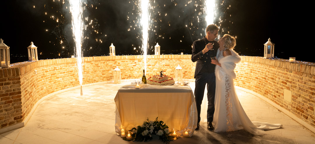 Castello matrimonio sposi sul terrazzo con torta e fuochi