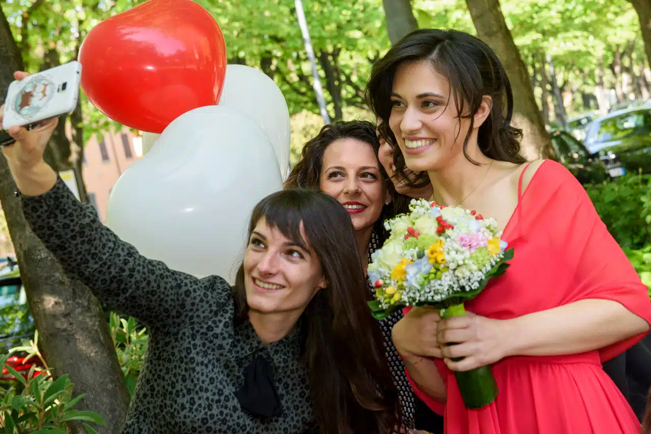 Reportage di matrimonio il selfie sposa con amiche