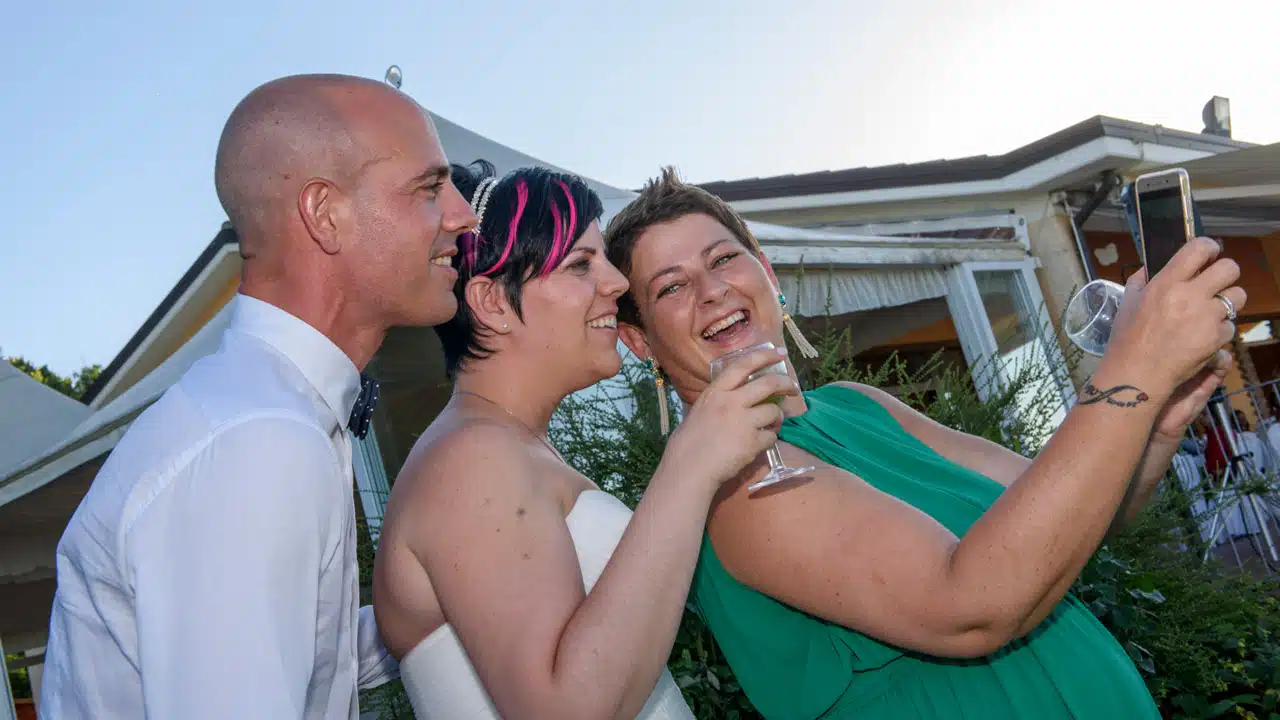 Reportage matrimoni selfie sposa con fratello e sorella