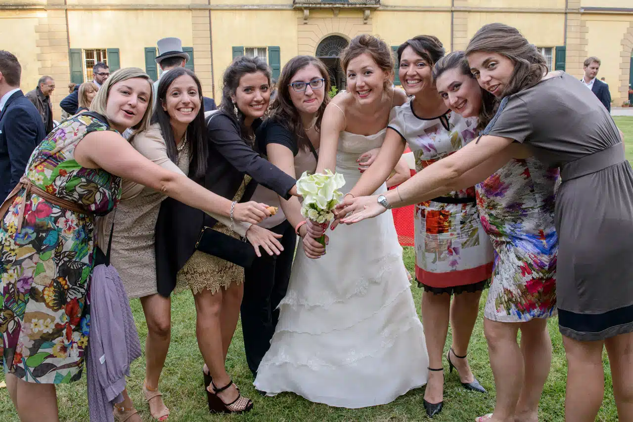 Sposa in semicerchio con amiche