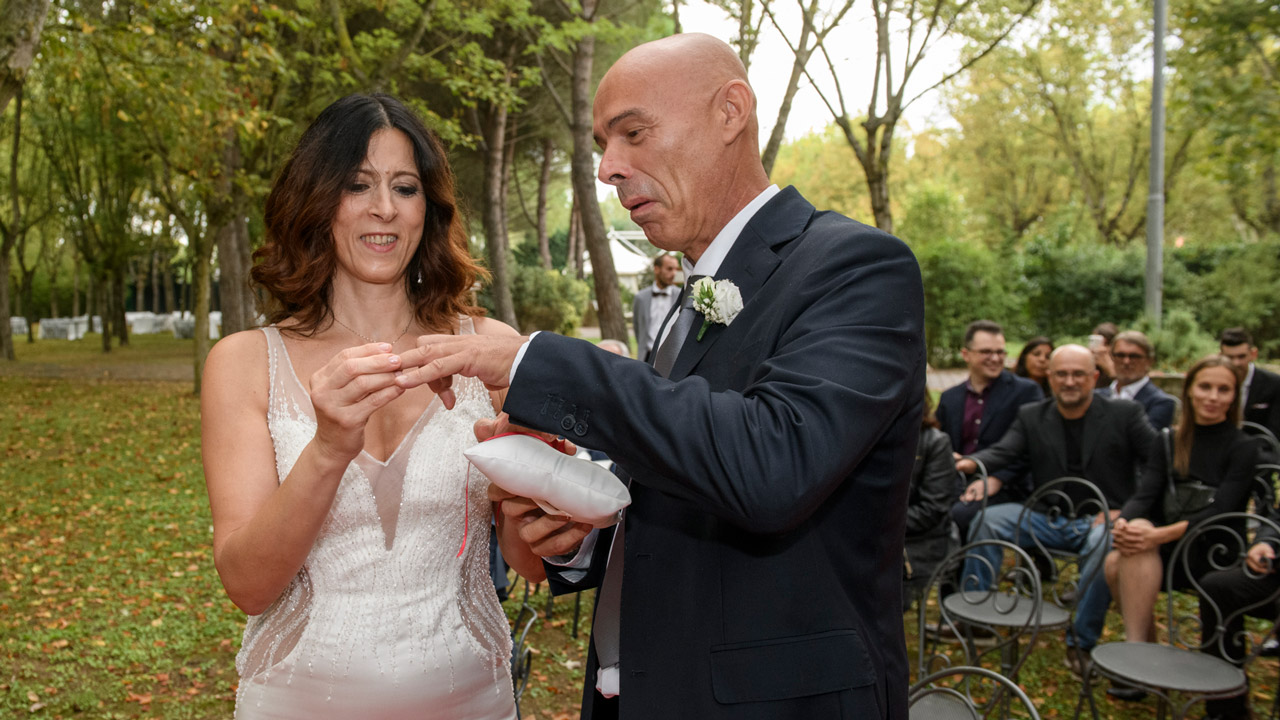 Sposa mette anello al dito allo sposo - La Campaza