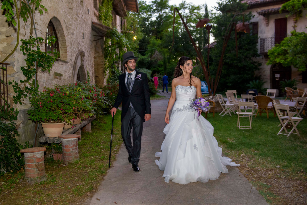 Sposi camminano nel Borgo Fregnano Brisighella