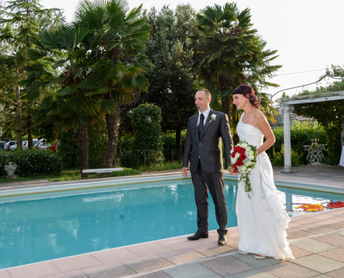 Villa-le-Palme-Solarolo-sposi-a-bordo-piscina