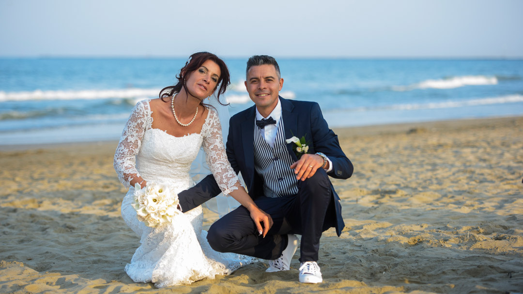 Bagno Aloha Beach sposi con sfondo mare