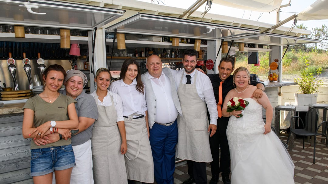 Bagno Aloha beach sposi con personale