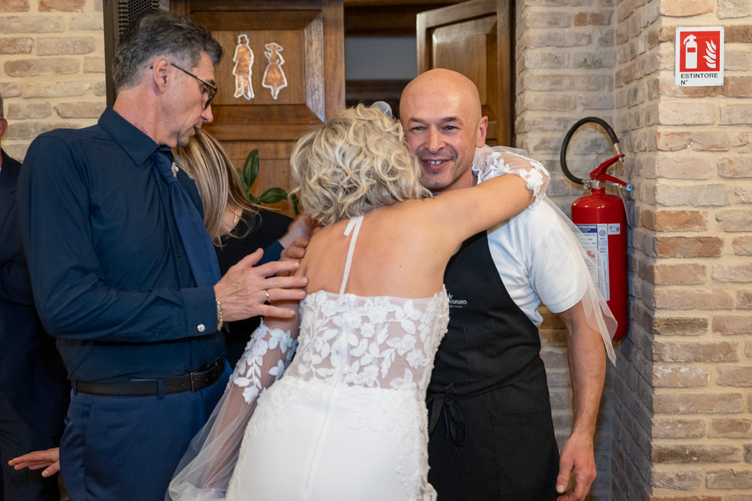 Chef del Ristorante Castello abbracciato da sposa
