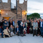 Ristorante Castello Montenovo gruppo con sposi nella terrazza