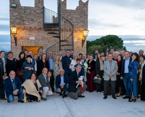 Ristorante Castello Montenovo gruppo con sposi nella terrazza