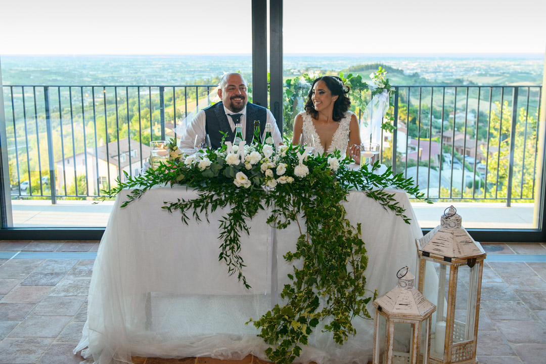 Ristorante Castello la grande vetrata dietro agli sposi
