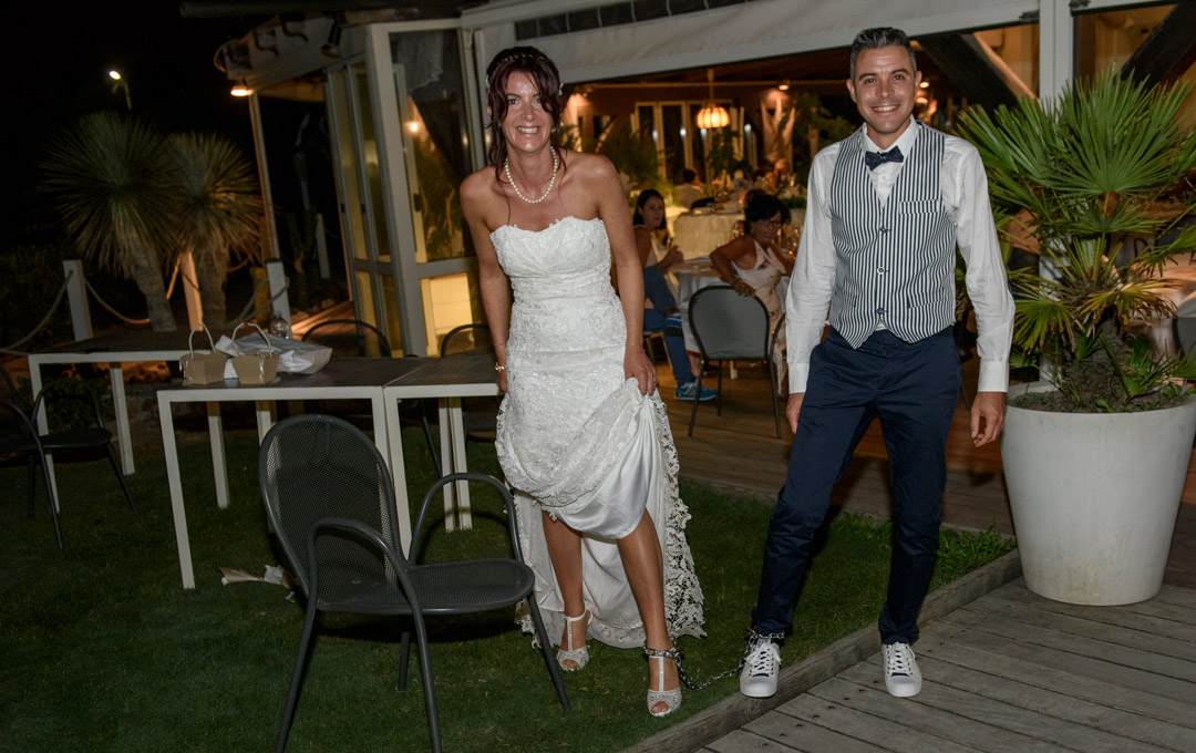 Scherzo di matrimonio sposi con caviglie incatenate