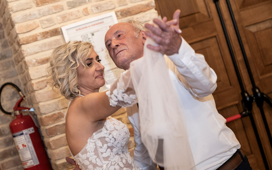 Sposa balla con babbo nella sala del Ristorante Castello