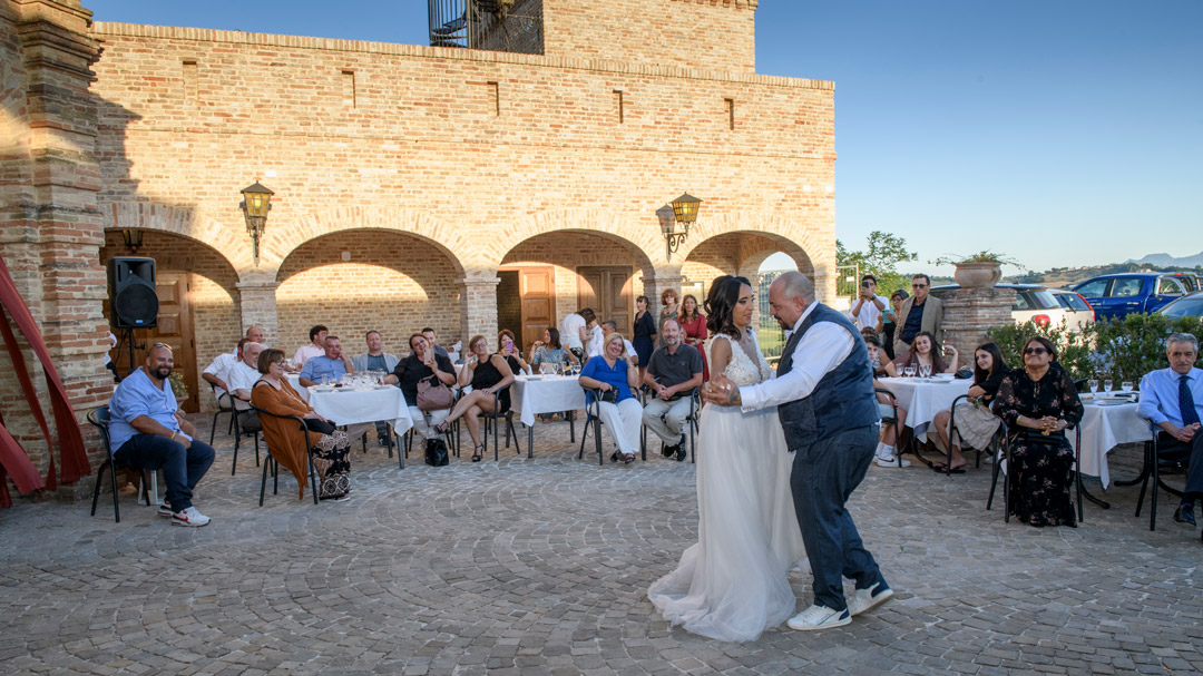 Sposi ballano davanti ad amici