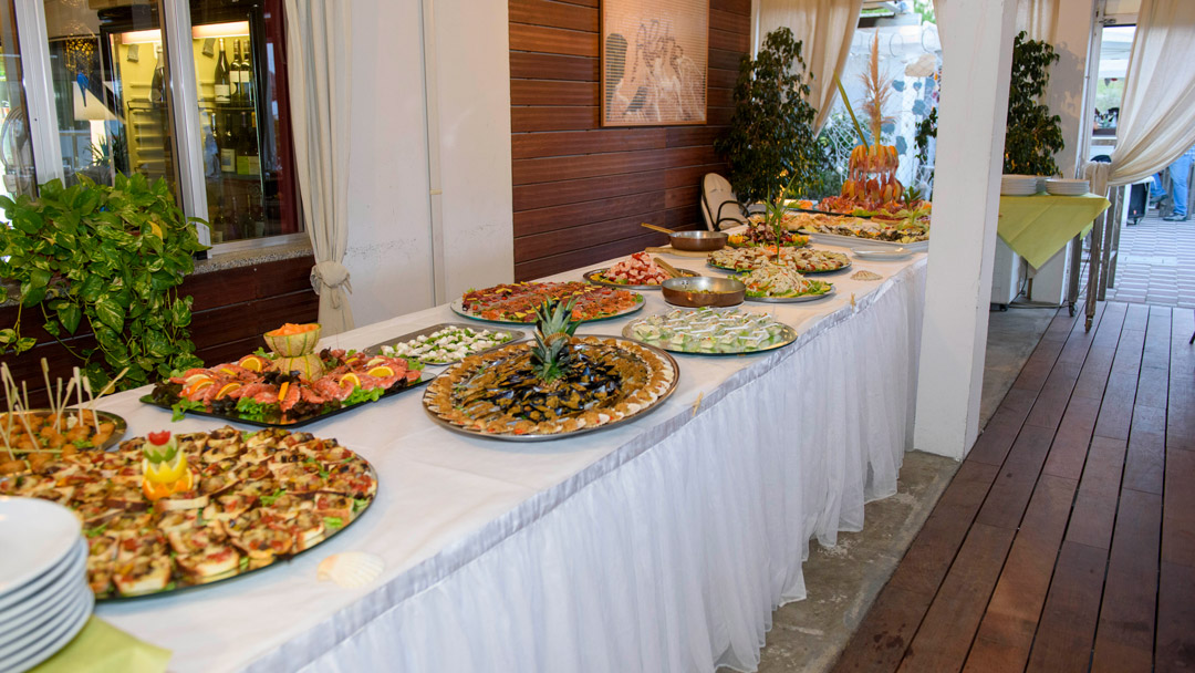 Bagno Aloha Beach Marina Romea tavolata antipasti