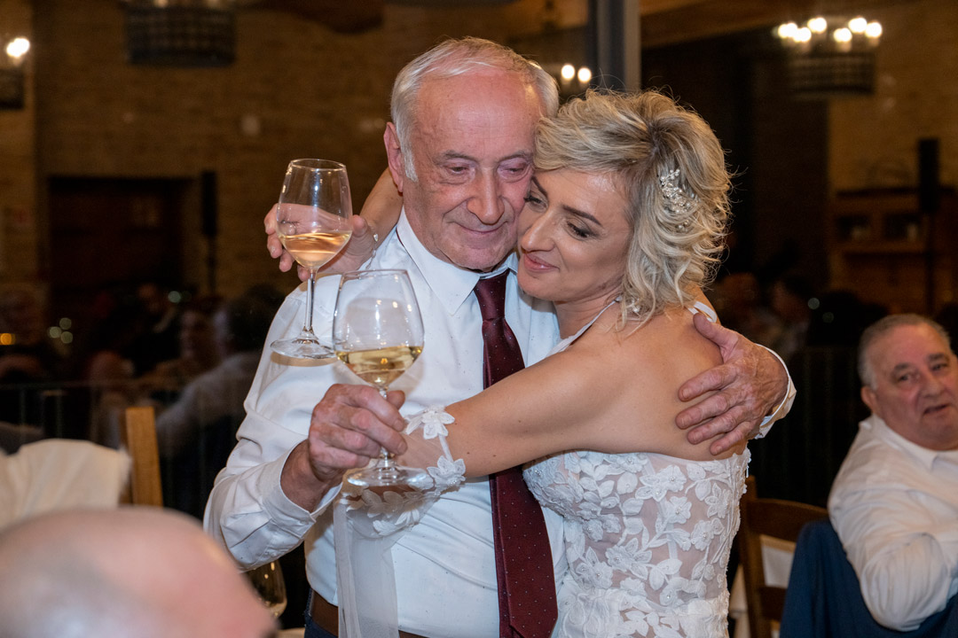 Fotografo di matrimoni sposa abbracciata al babbo